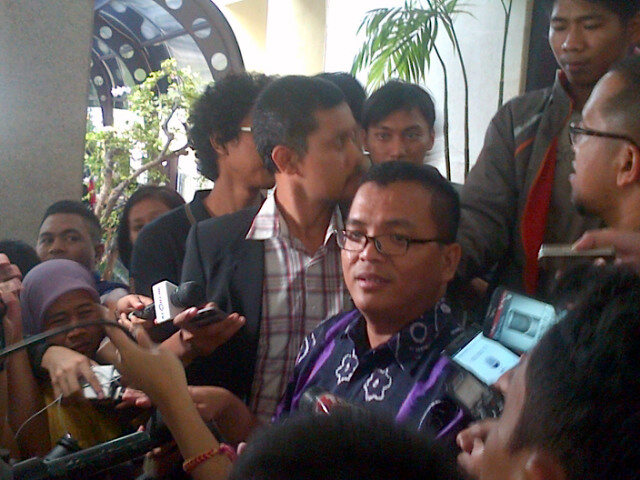 denny-indrayana-tiba-di-bareskrim_1_20150402_132022.jpg