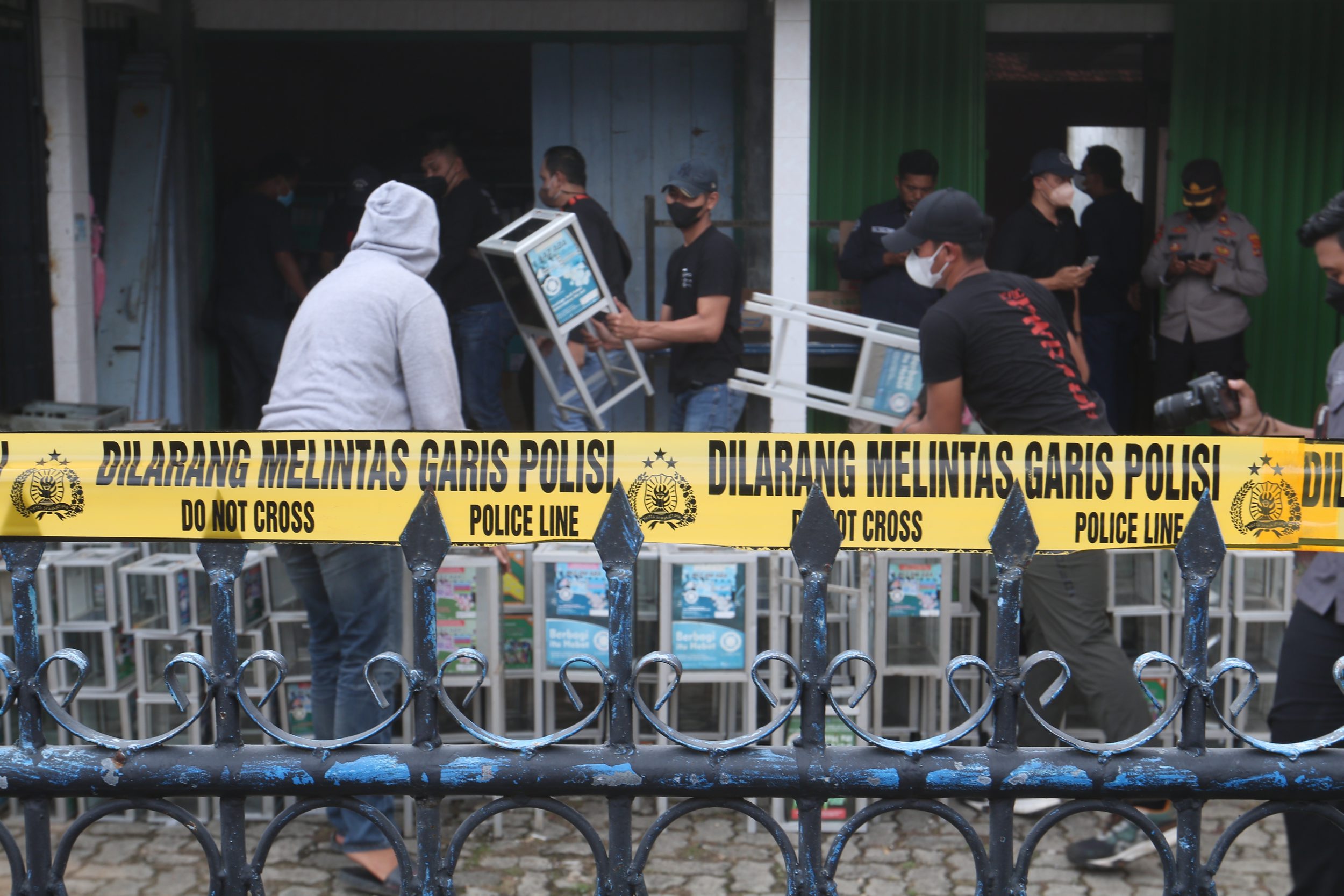 densus-88-geledah-gudang-diduga-milik-teroris-di-bandar-lampung_20211103_134611.jpg