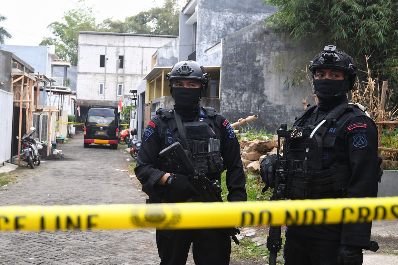 densus-88-geledah-rumah-terduga-teroris-di-batu-malang_20240801_104657.jpg