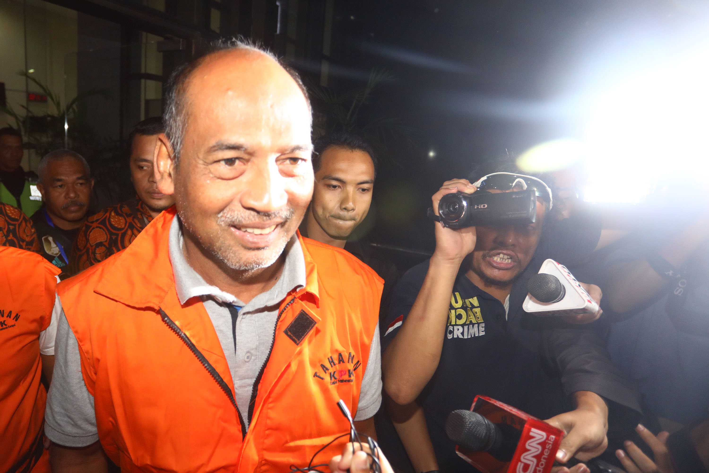 deputi-iv-kemenpora-ditahan-kpk_20181220_180547.jpg