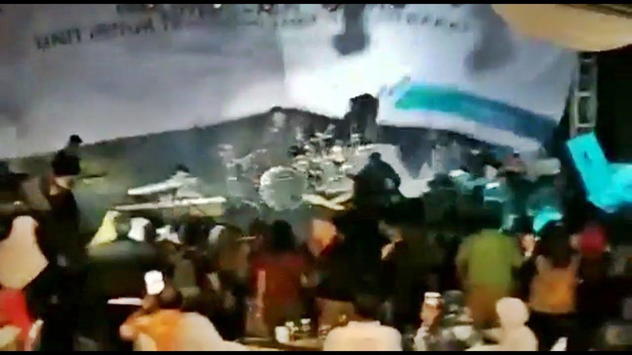 detik-detik-panggung-seventeen-roboh-saat-diguncang-gempa-di-pantai-tanjung-lesung-bogor.jpg