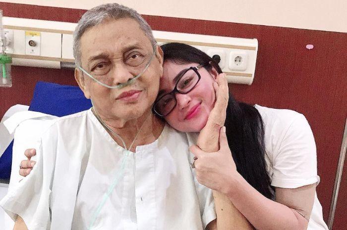 dewi-perssik-dan-ayahnya-yang-sedang-sakit.jpg