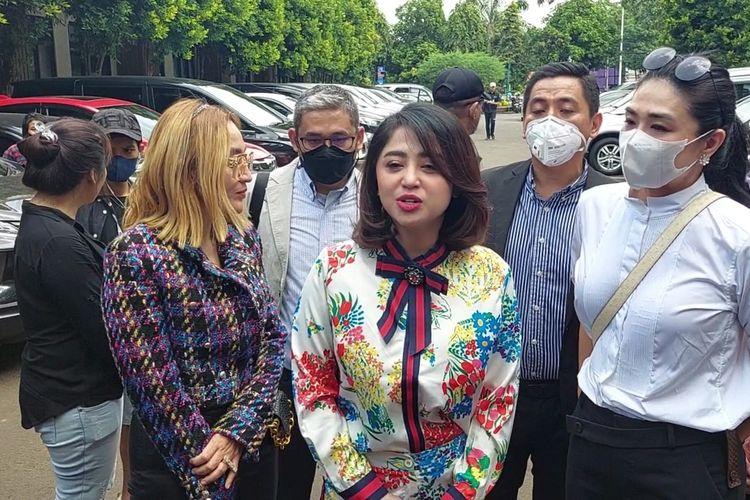 dewi-perssik-jalani-sidang-cerai-1.jpg