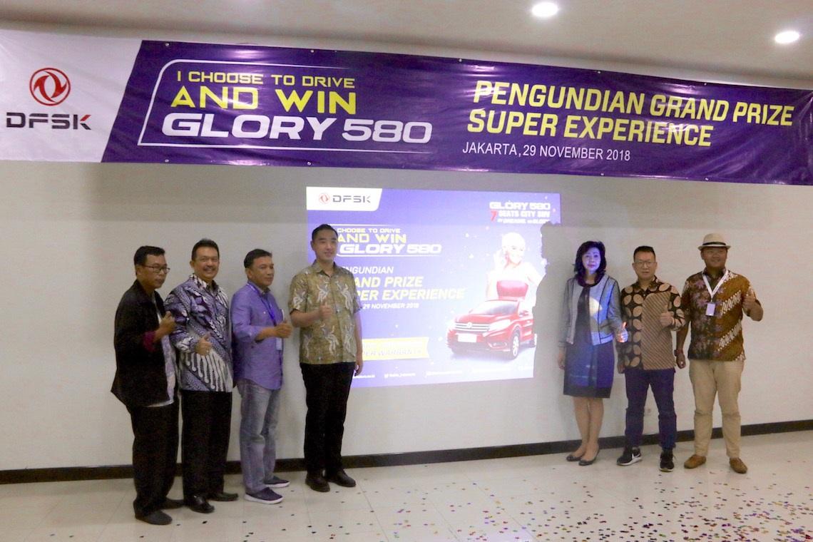 Ikut Test Drive DFSK di GIIAS 2018, Anak Muda Ini Bawa Pulang SUV Glory 580