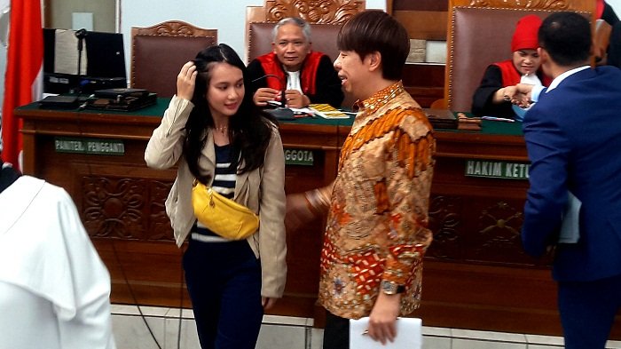 dhea-annisa-alias-dea-imut-dan-kuasa-hukumnya_20180531_151252.jpg
