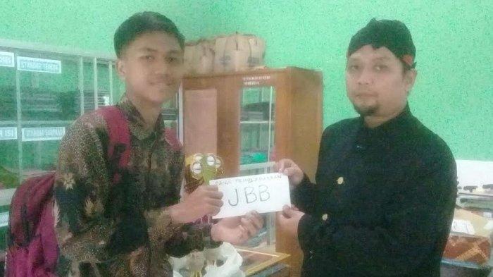 didi-khomsa-prasetyana-saat-terima-bantuan-dari-yayasan-jumat-barokah-banjarnegara.jpg