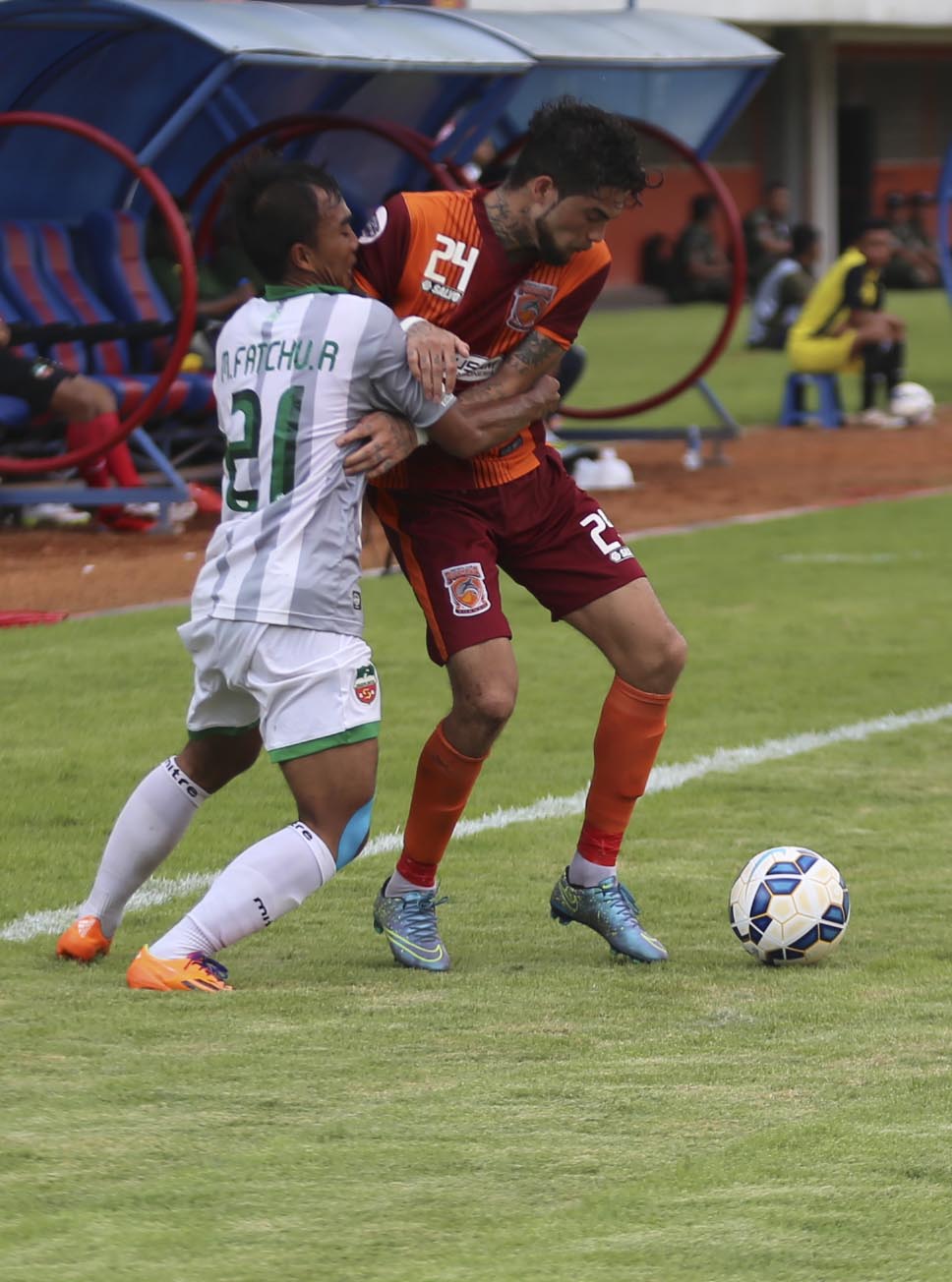 diego-michel-berebut-bola-dengan-m-faturohman_20151215_174644.jpg