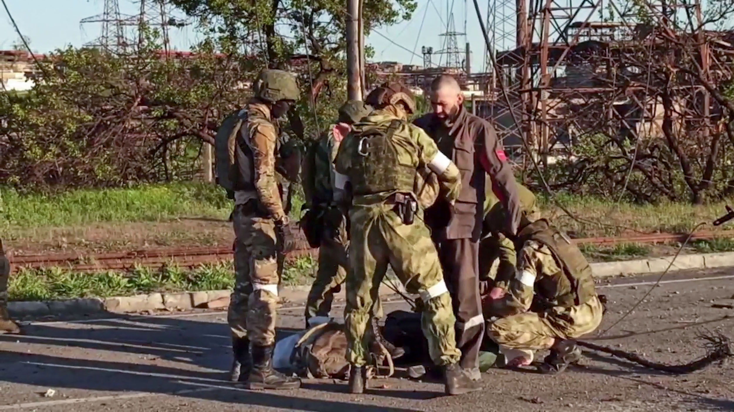 dikepung-rusia-265-tentara-ukraina-menyerah-di-azovstal_20220519_174429.jpg
