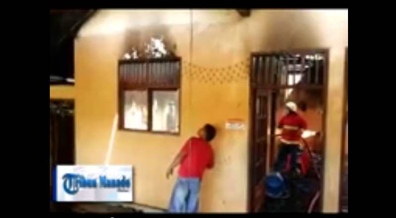 dikira-orang-bakar-ban-ternyata-rumah-yang-terbakar_20150417_235728.jpg
