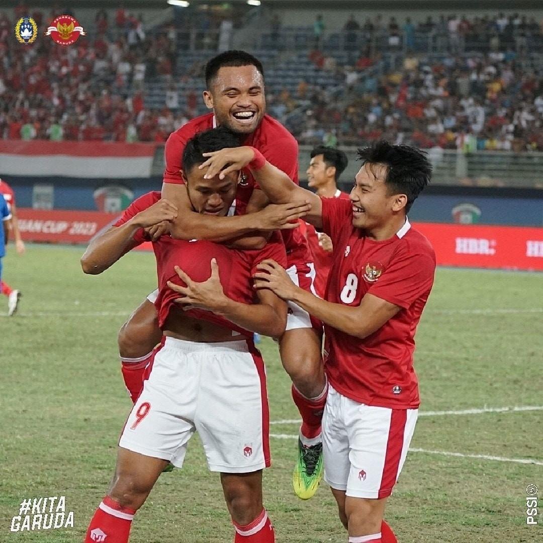 dimas-drajad-depan-saddil-ramdani-belakang-witan-sulaeman-paling-kanan.jpg