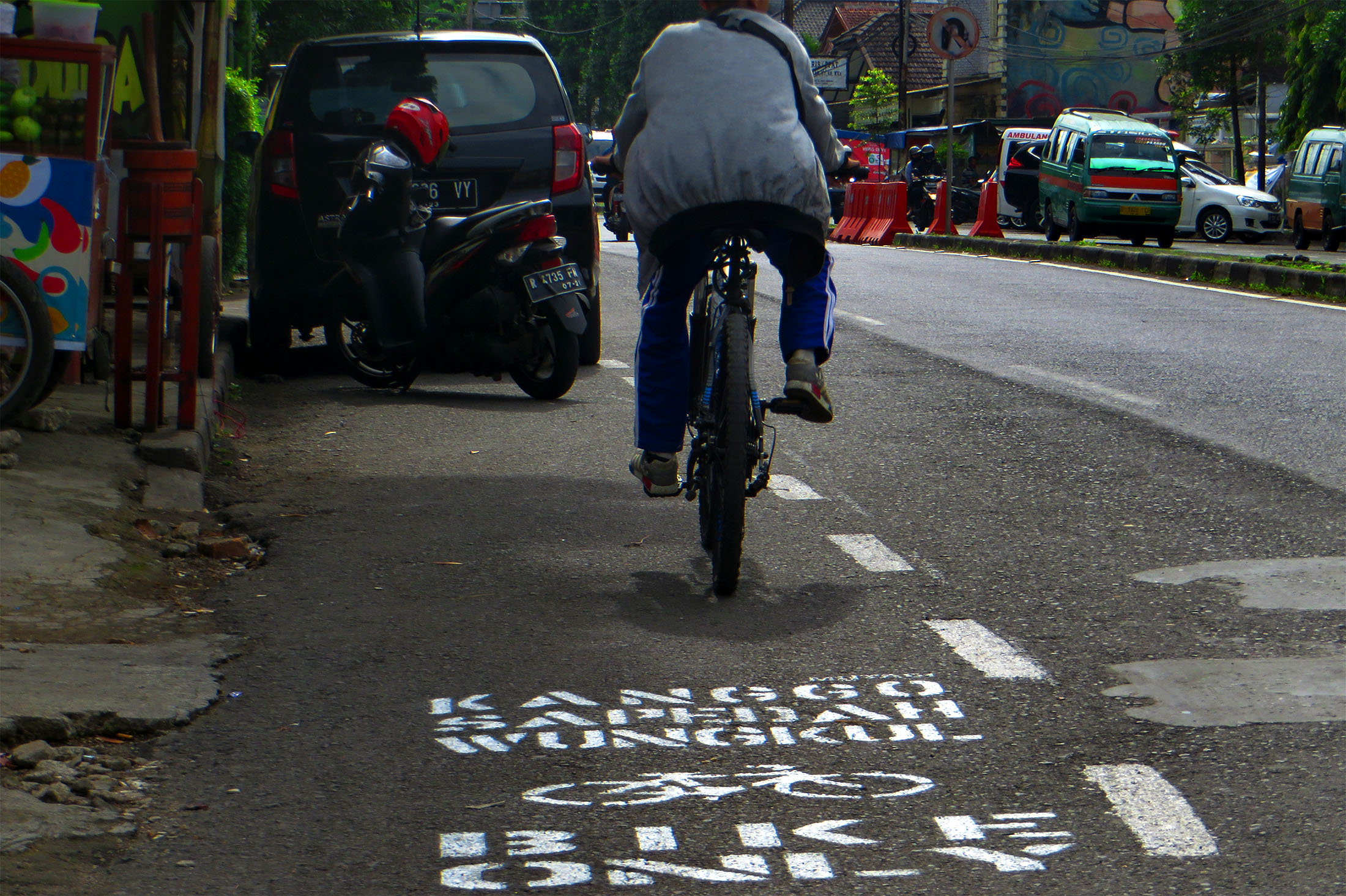 dinas-pu-kota-bandung-pertegas-jalur-khusus-sepeda_20200703_172423.jpg