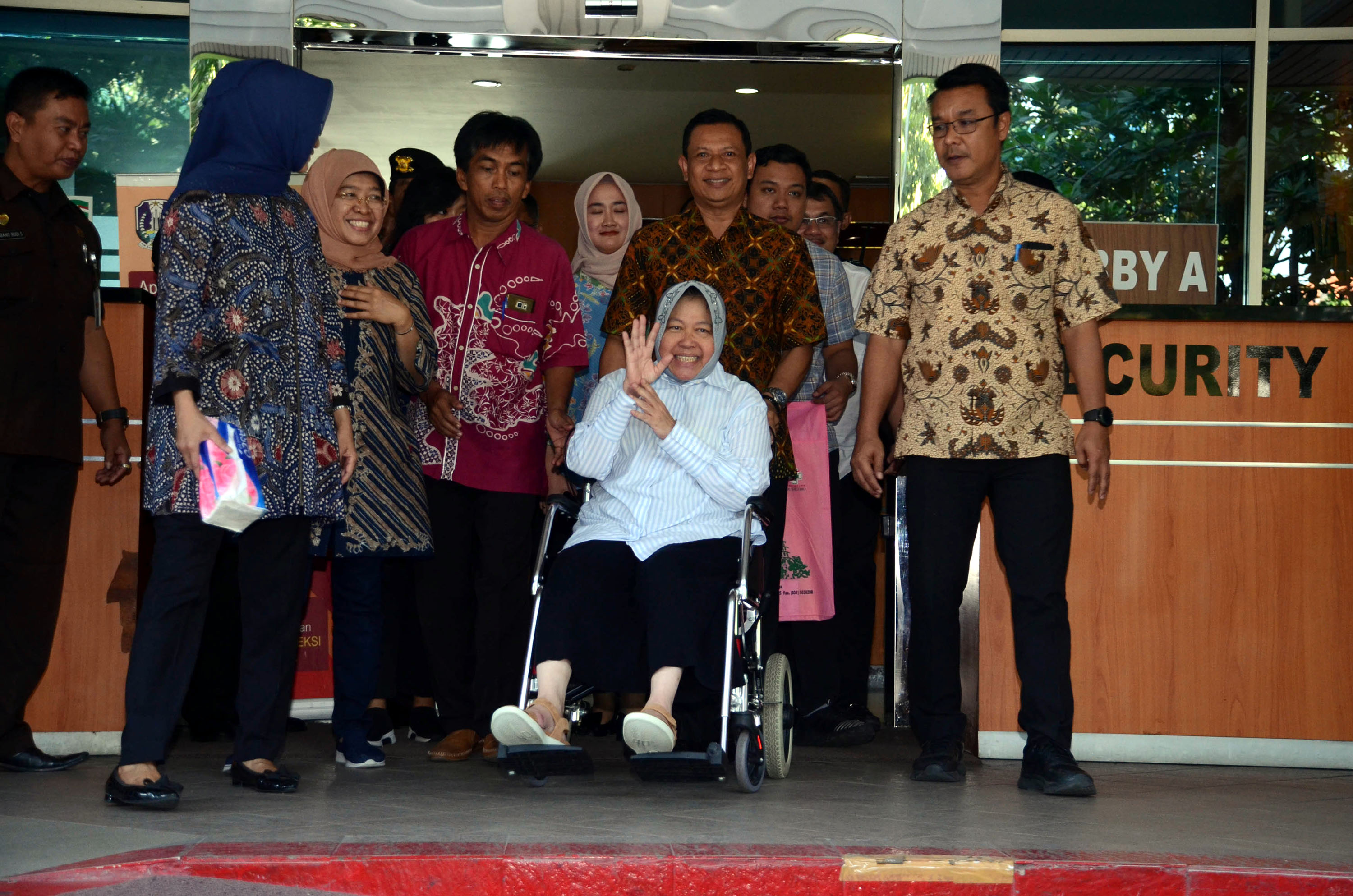 dinyatakan-sembuh-tri-rismaharini-tinggalkan-rumah-sakit_20190703_144759.jpg