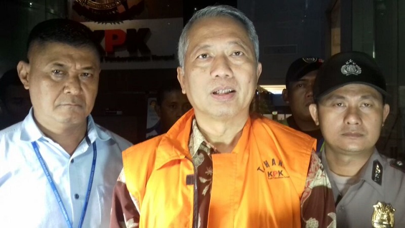dirjen-hubla-kemenhub-antonius-tonny-budiono-rompi-oranye-ditahan-petugas-kpk-di-ru_20170825_052934.jpg