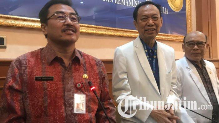 dirut-rsud-dr-soetomo-surabaya-dr-joni-wahyuhadi-kiri-bersama-ketua-tim-kembar-siam.jpg