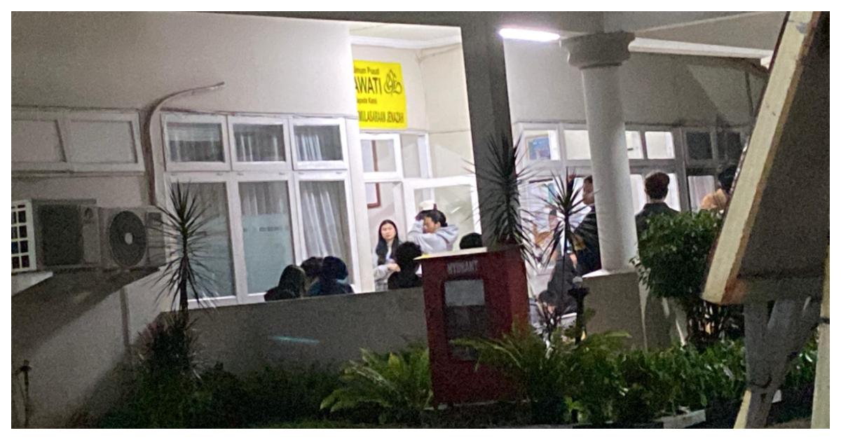 disemayamkannya-jenazah-Lula-Lahfah.jpg