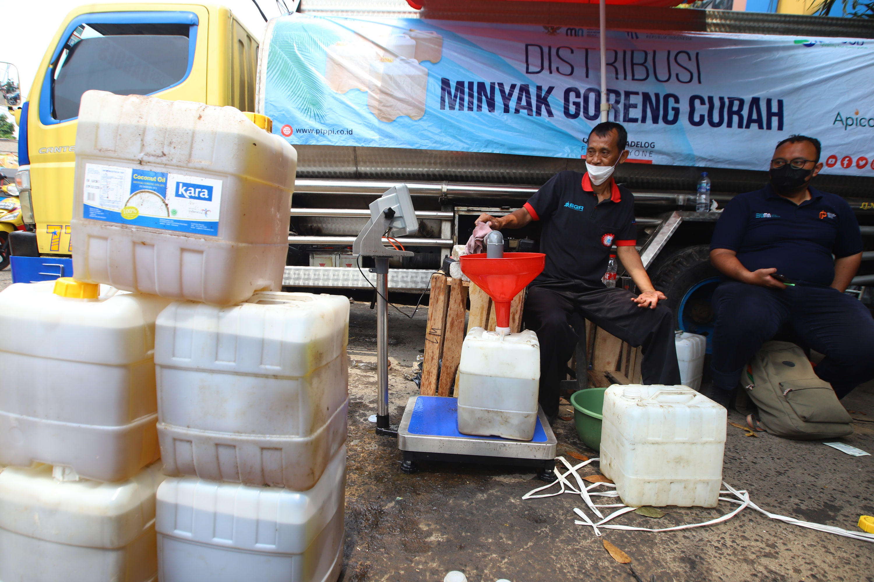 distribusi-minyak-goreng-murah-untuk-pedagang_20220309_175657.jpg