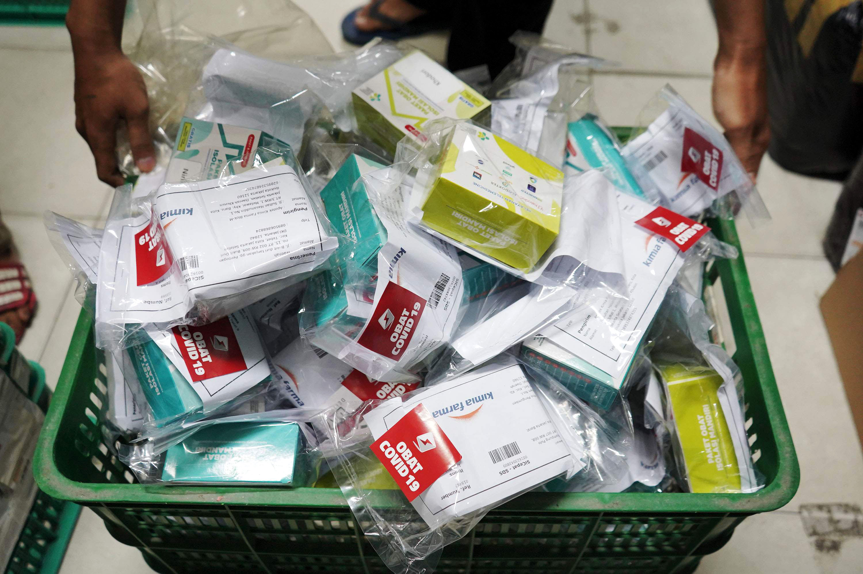 distribusi-paket-obat-gratis-untuk-pasien-covid-19-isolasi-mandi_20210719_213318.jpg
