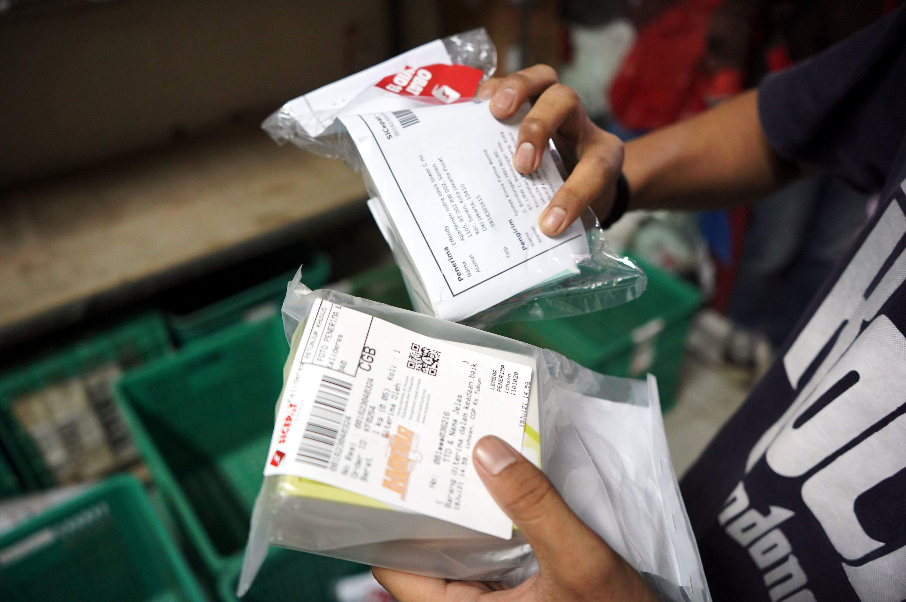 distribusi-paket-obat-gratis-untuk-pasien-covid-19-isolasi-mandi_20210719_213823.jpg