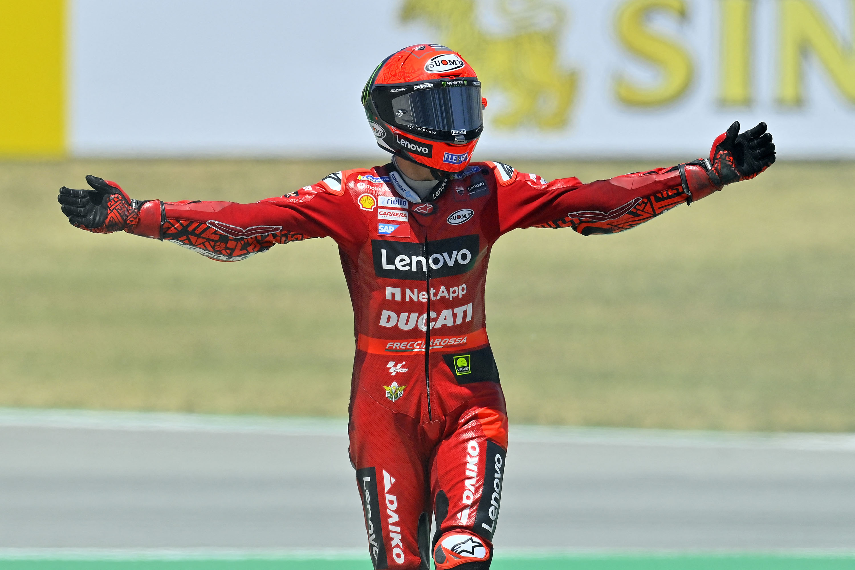 diwarnai-kecelakaan-fabio-quartararo-menangi-motogp-catalunya_20220606_074646.jpg
