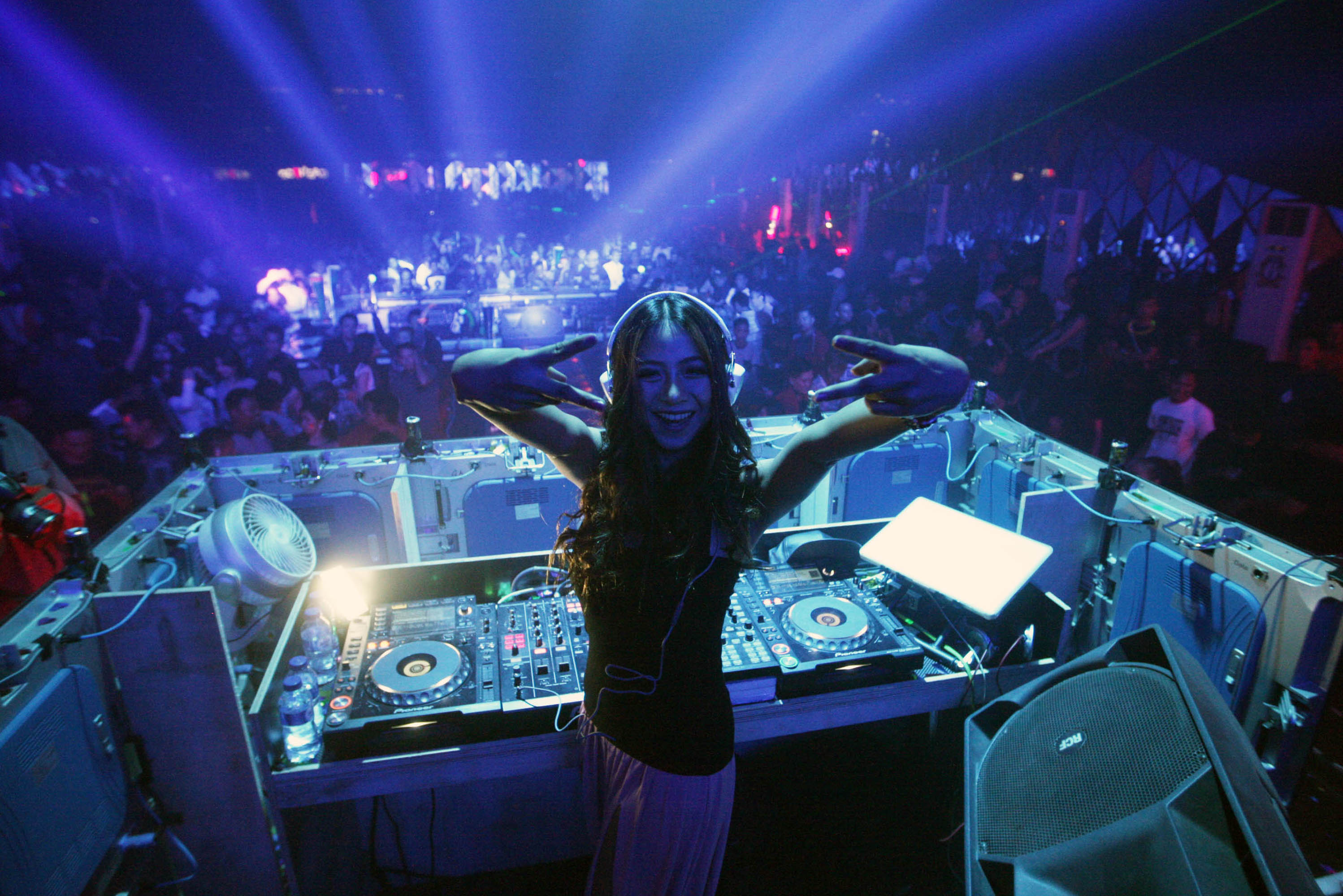 dj-nadia-vega-hentak-makassar_20150524_215309.jpg