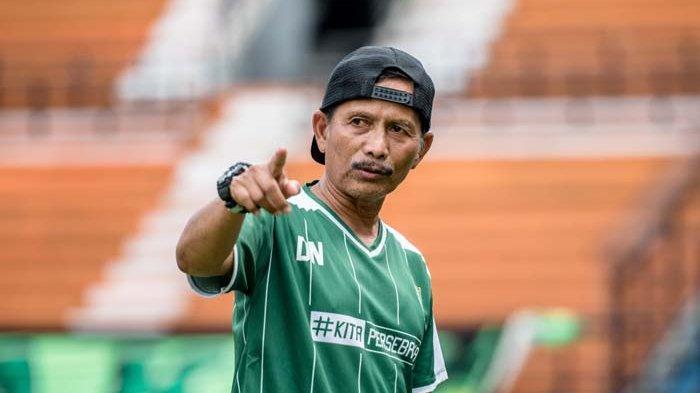 djadjang-nurdjaman-tengahmemimpinlatian.jpg