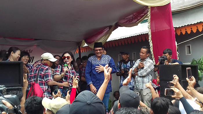 djarot-grogi-saat-nia-daniati-nyanyi-lagu-gantengnya-pak-djarot_20170318_171645.jpg