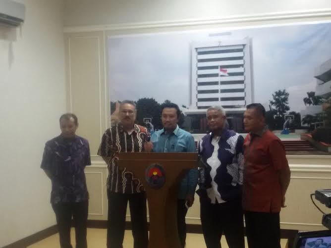 djohar-arifin-husin-menpora-imam_20150624_164127.jpg