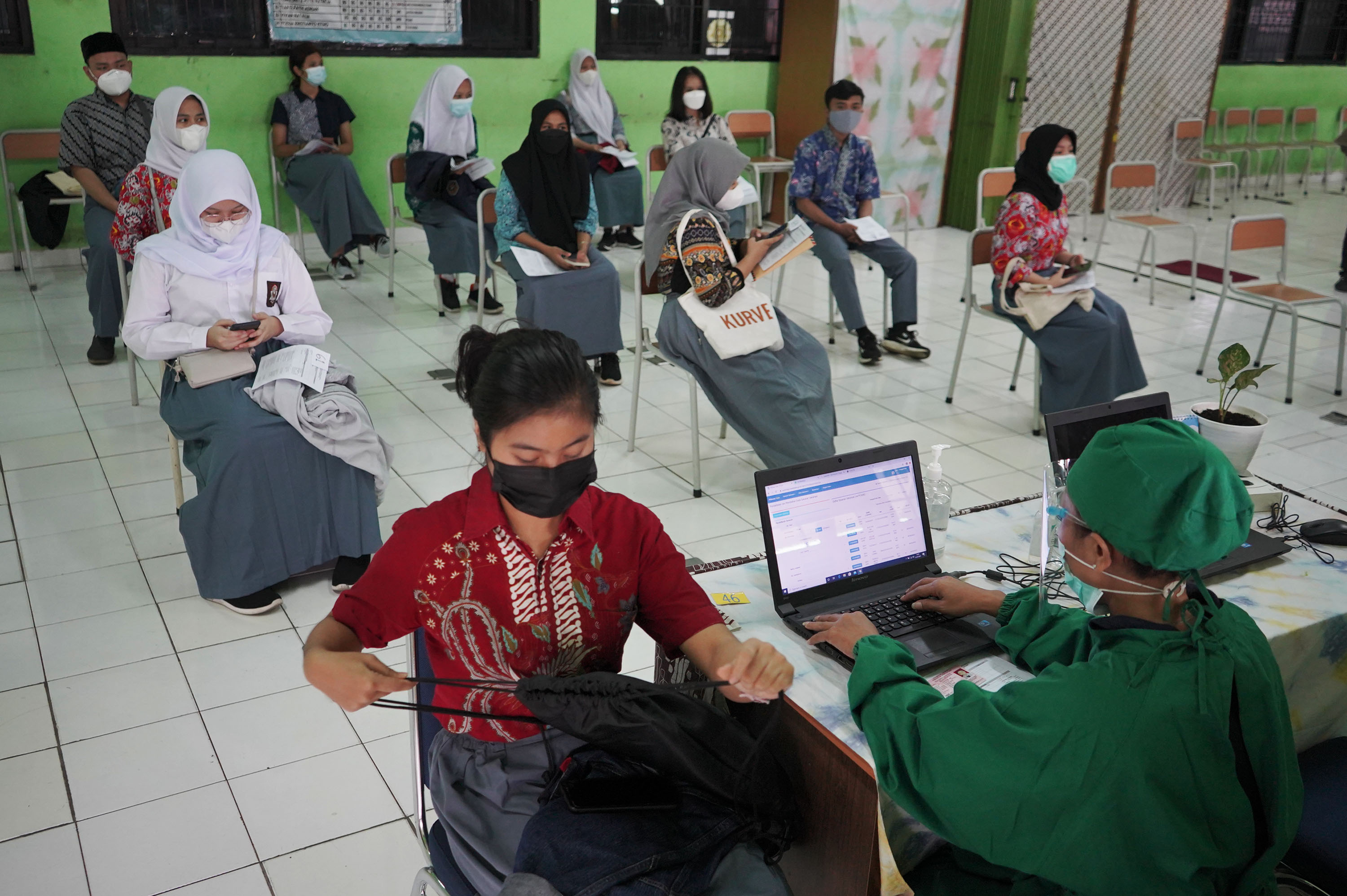 dki-mulai-vaksinasi-covid-19-anak-usia-12-17-tahun_20210701_154103.jpg
