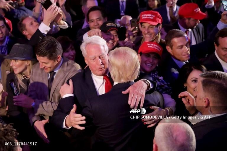 donald-trump-memeluk-adiknya-robert-trump.jpg