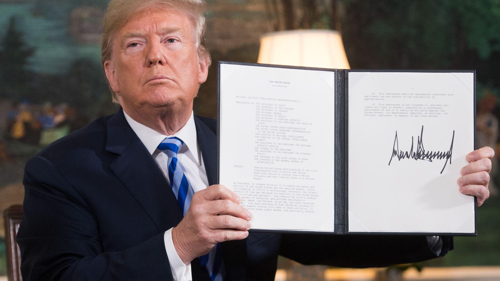 donald-trump-menandatangani-dokumen-penarikan-as.jpg