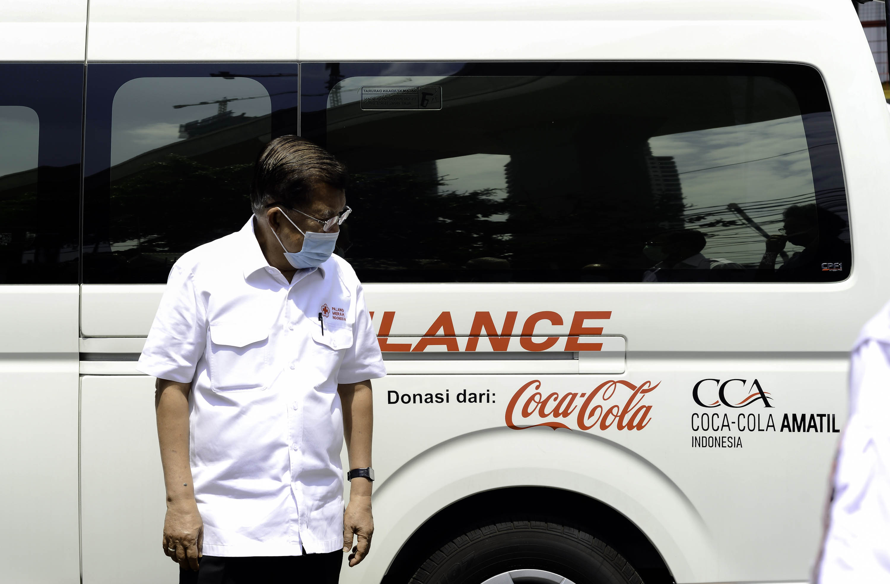 donasi-ambulans-dari-coca-cola-untuk-pmi_20200925_025004.jpg