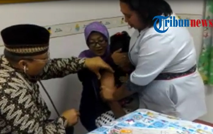 dr-indra-saat-memberi-vaksin-palsu_20160716_145012.jpg