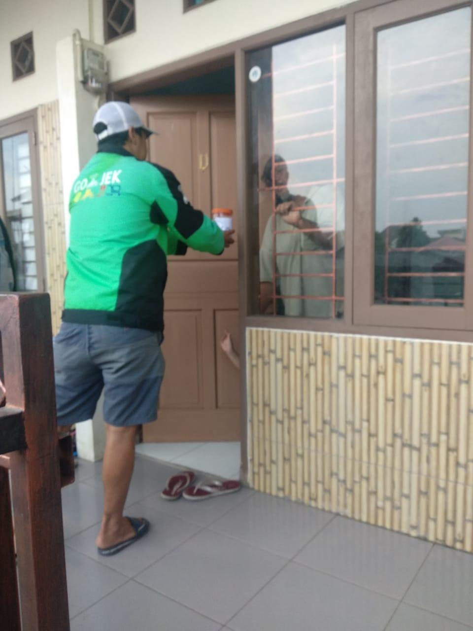 Viral driver ojol diberi bintang 1 hanya kembalian kurang Rp 200, rekan sesama driver kumpulkan uang untuk diberikan kepada pelaku.