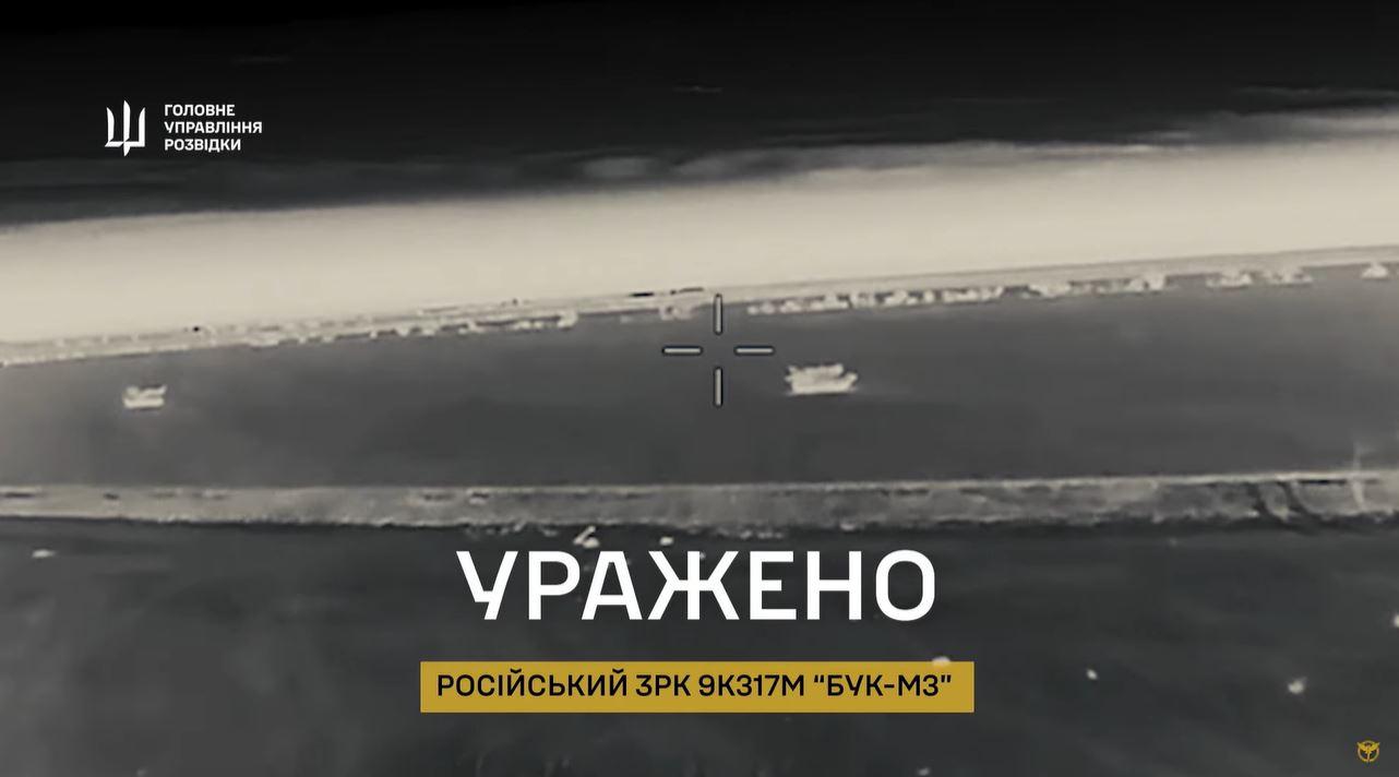 SISTEM PERTAHANAN UDARA - Video yang dibagikan oleh badan intelijen militer Ukraina (HUR), memperlihatkan drone menargetkan sistem pertahanan udara Rusia Buk-M3. Pasukan Ukraina mengklaim berhasil menghancurkan sistem pertahanan udara Rusia Buk di Oleksandrivka, Zaporizhzhia pada Minggu (14/9/2025).