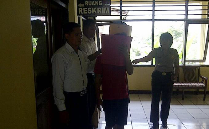 dua-abg-merampok-tukang-nasi-goreng_20150223_154343.jpg