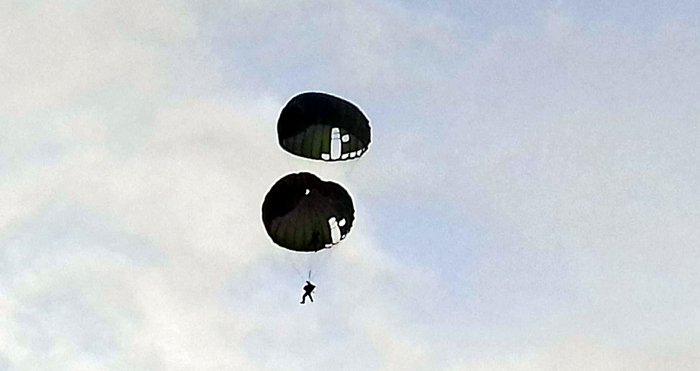 dua-anggota-paskhas-nyaris-celaka-saat-terjun-payung_20160222_141921.jpg