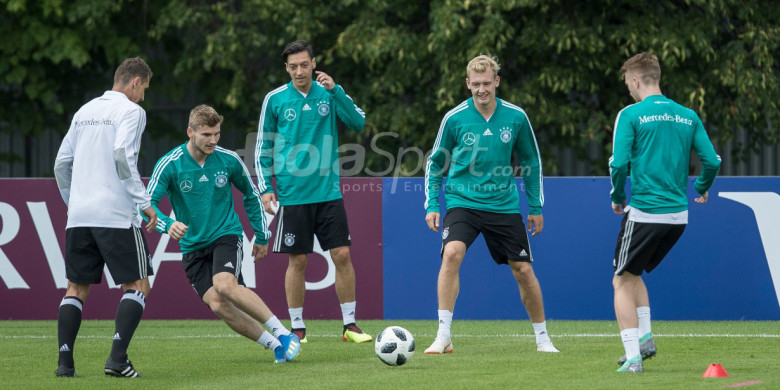 dua-calon-pemain-andalan-timnas-jerman-timo-werner-dan-mesut-oezil_20180619_174006.jpg