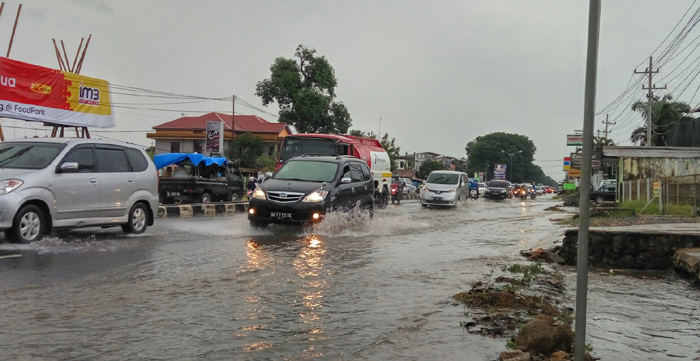dua-jam-diguyur-hujan-warga-banjarbaru_20160110_182725.jpg