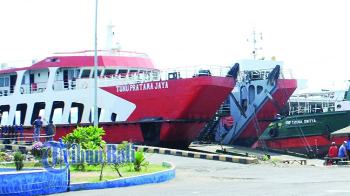 dua-kapal-motor-penumpang-bersenggolan-di-selat-bali_20170516_091126.jpg