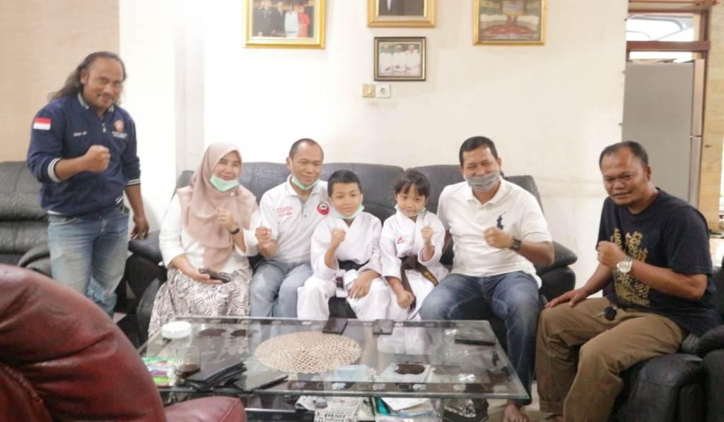 dua-karateka-muda-asal-cileungsi-saat-berfoto-dengan-ketua-koni-kabupaten-bogor-junaidi-samsudin.jpg