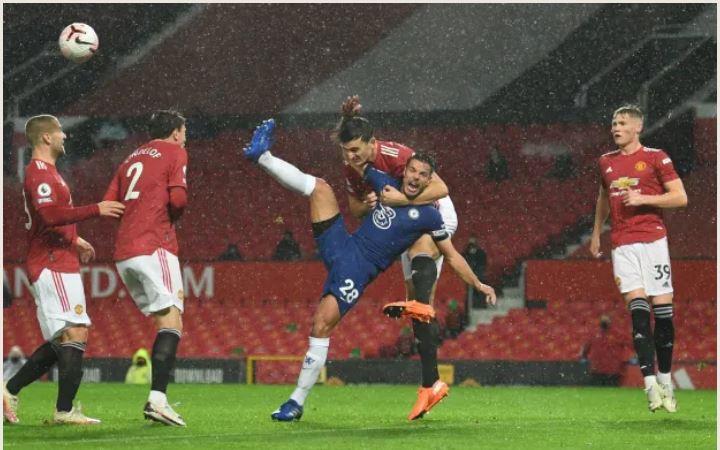duel-harry-maguire-dengan-cezar-azpilicueta-di-pertandingan-manchester-united-vs-chelsea.jpg