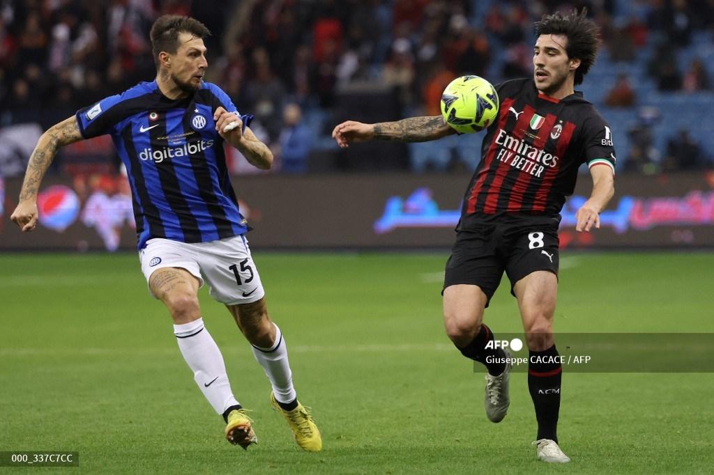 duel-menarik-lini-tengah-duo-milan.jpg