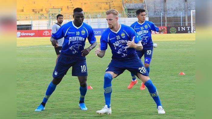 duet-strike-persib-bandung-kevin-van-kippersluis-dan-ezechiel-n-douassel.jpg