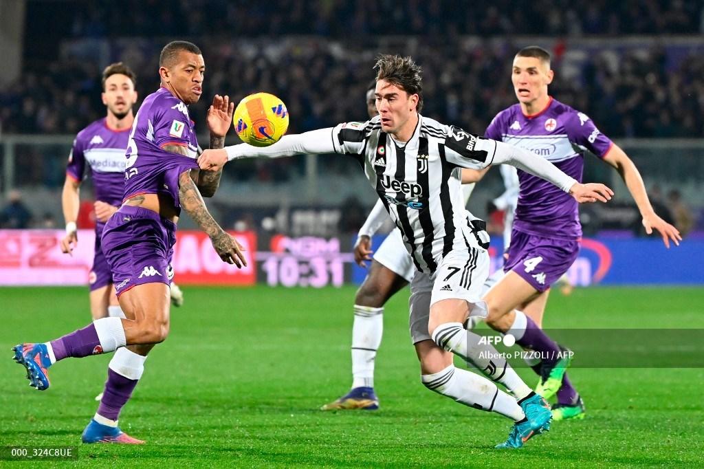dusan-vlahovic-kanan-ditantang-oleh-bek-fiorentina-asal-brasil-igor-julio.jpg
