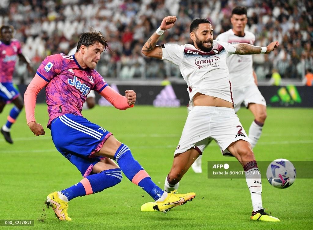 dusan-vlahovic-kiri-berebut-bola-dengan-bek-salernitana.jpg