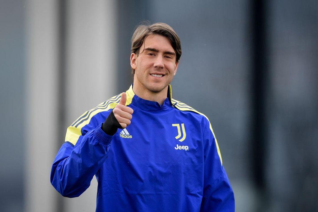 dusan-vlahovic-mengenakan-jaket-latihan-juventus-yang-berwarna-biru.jpg