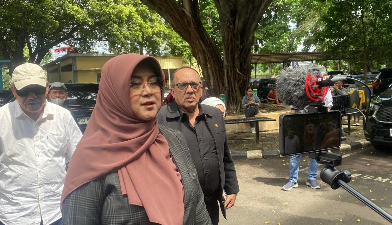 edia-sosial-Tifauzia-Tyassuma-atau-Dokter-Tifa-memenuhi-pang.jpg