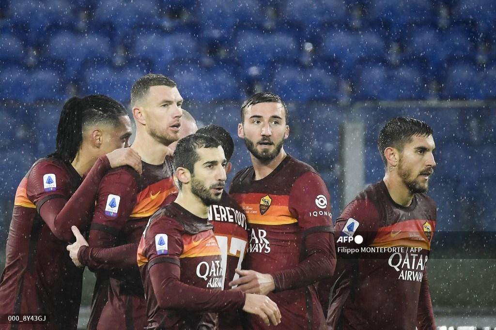 edin-dzeko-melakukan-selebrasi-usai-cetak-gol-di-laga-as-roma-vs-sampdoria.jpg