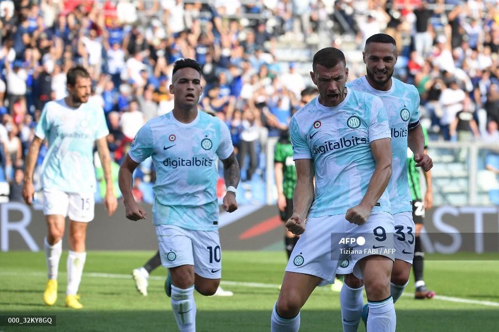 edin-dzeko-tengah-merayakan-mencetak-gol-pertama-timnya.jpg