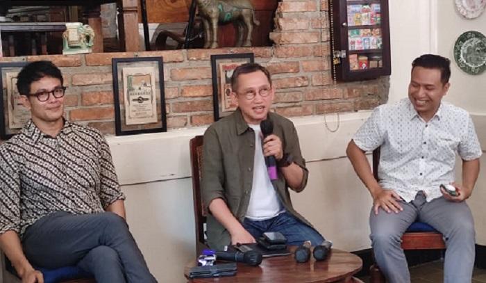 eep-saefullah-fatah-tengah-saat-diskusi-politik.jpg